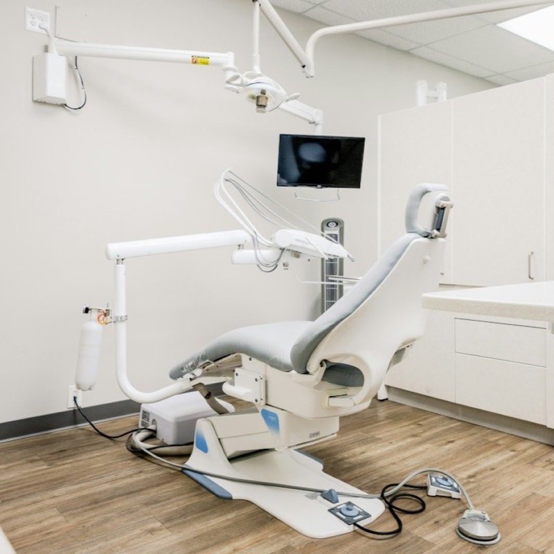 Nova Dental kliniğinin aydınlık muayene odası