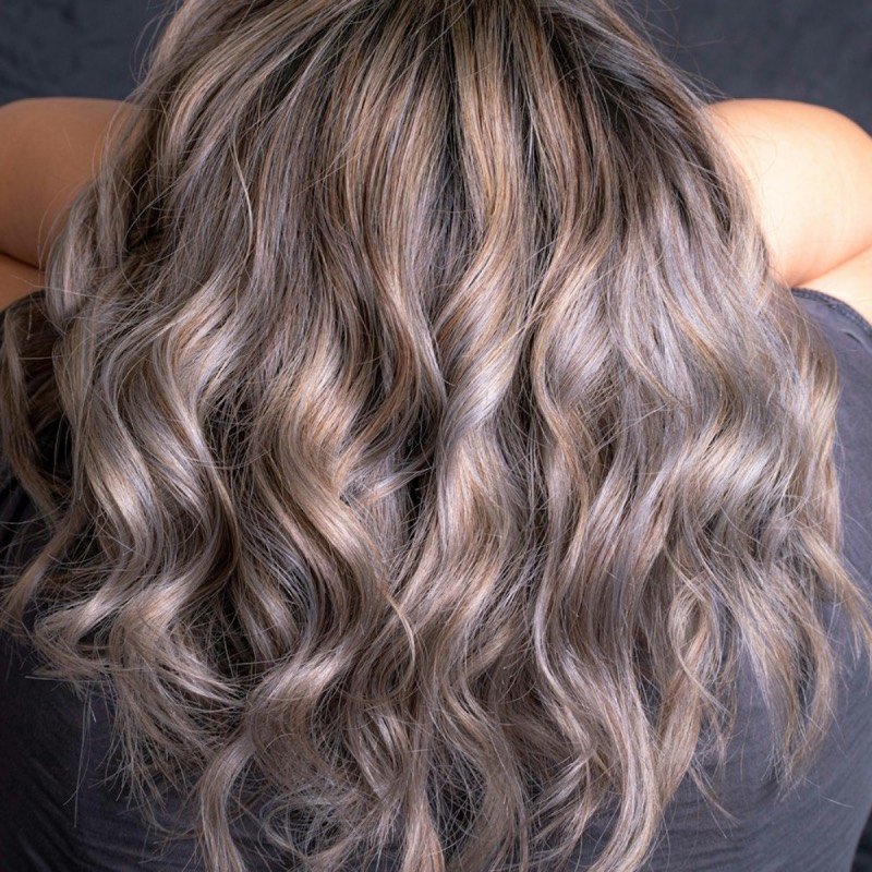 Salt Coiffeur'da bakır tonlarında boyanmış saç detayı
