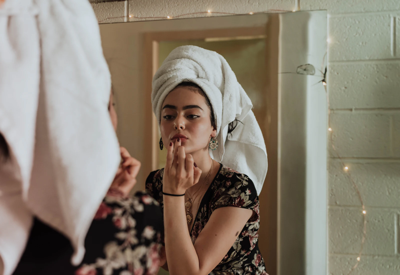 Aynada cilt bakımı yapan kadın