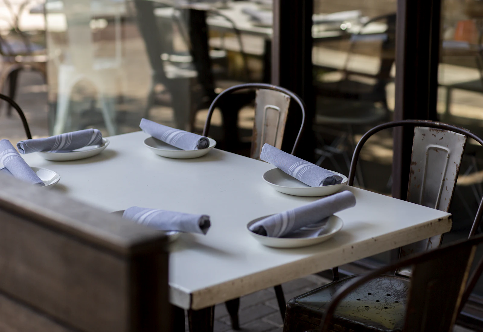 Beyaz örtülü restoran masaları